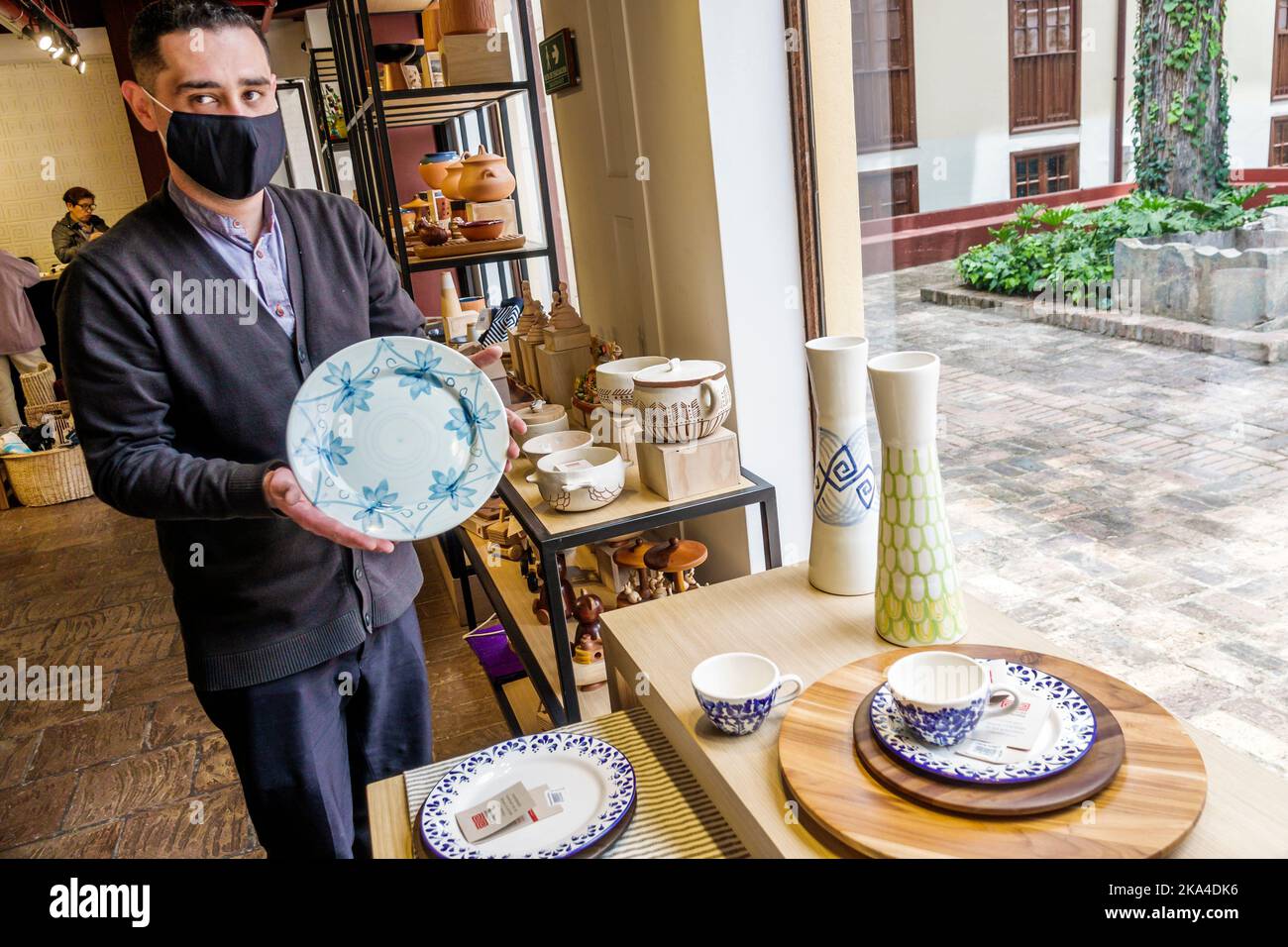 Bogota Kolumbien,La Candelaria Centro Historico zentrales historisches Stadtzentrum Egipto Mercado Artesanal Claustro las Aguas Artesanias de Colom Stockfoto