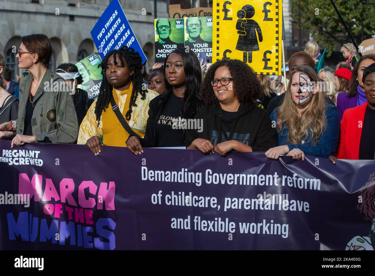 London, Großbritannien. 29. Oktober 2022. Hunderte von Eltern und kleinen Kindern, von denen einige in Halloween-Kostümen gekleidet sind, nehmen am Mummies-Marsch Teil, um Rechte für berufstätige Mütter, Kinderbetreuungsreformen, Elternurlaub und flexibles Arbeiten zu fordern. Der Marsch der Mumien wurde von Pregnant then Screwed, einer Wohltätigkeitsorganisation, die sich der Beendigung der Mutterschaft verschrieben hat, als landesweite Veranstaltung mit 11 Standorten in ganz Großbritannien organisiert. Kredit: Mark Kerrison/Alamy Live Nachrichten Stockfoto