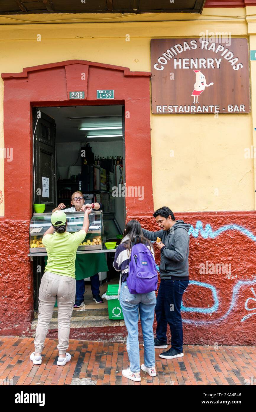 Bogota Kolumbien,La Candelaria Centro Historico Zentral historische Altstadt Zentrum Egipto,Comidas Rapidas Henrry Restaurante Bar Schlange Warteschlange count Stockfoto