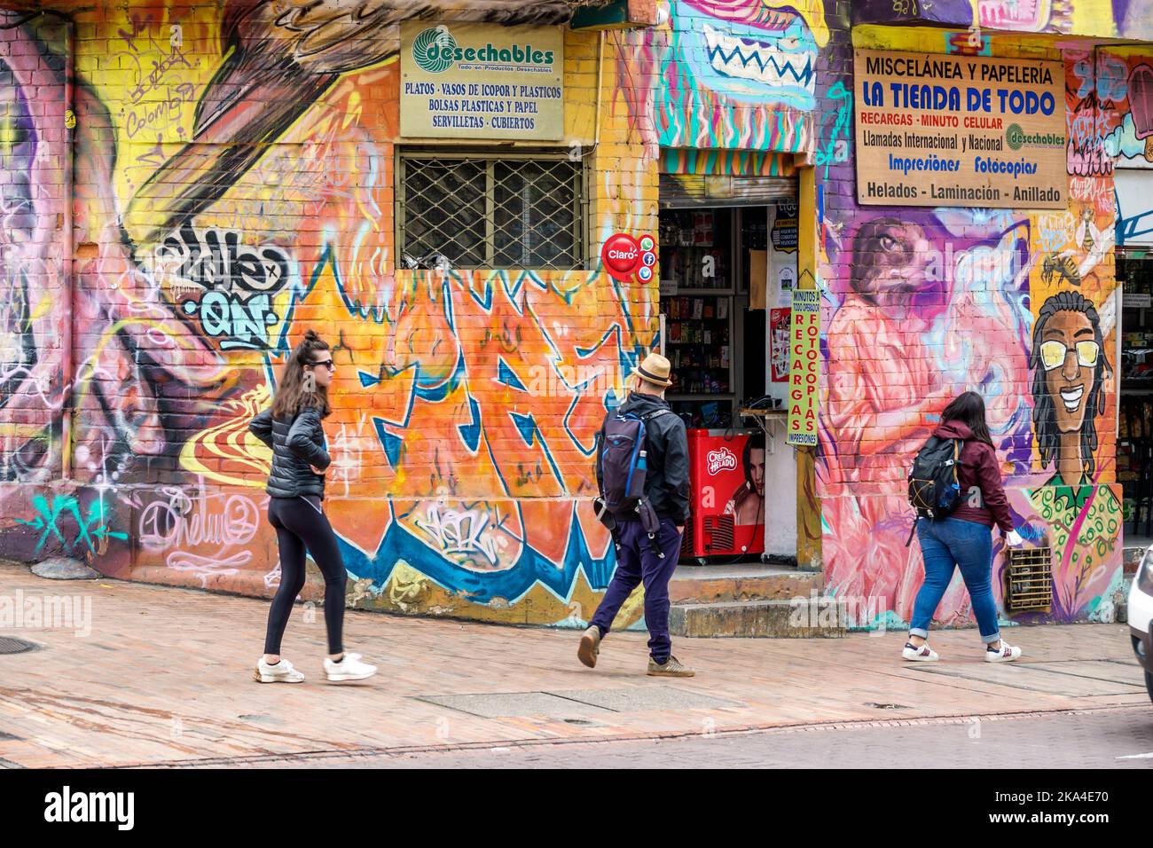 Bogota Kolumbien,La Candelaria Centro Historico zentrales historisches historisches Stadtzentrum Carrera 2a,Mann Männer Frau Frauen weiblich,Kunst Kunstwerk Graffiti Stockfoto