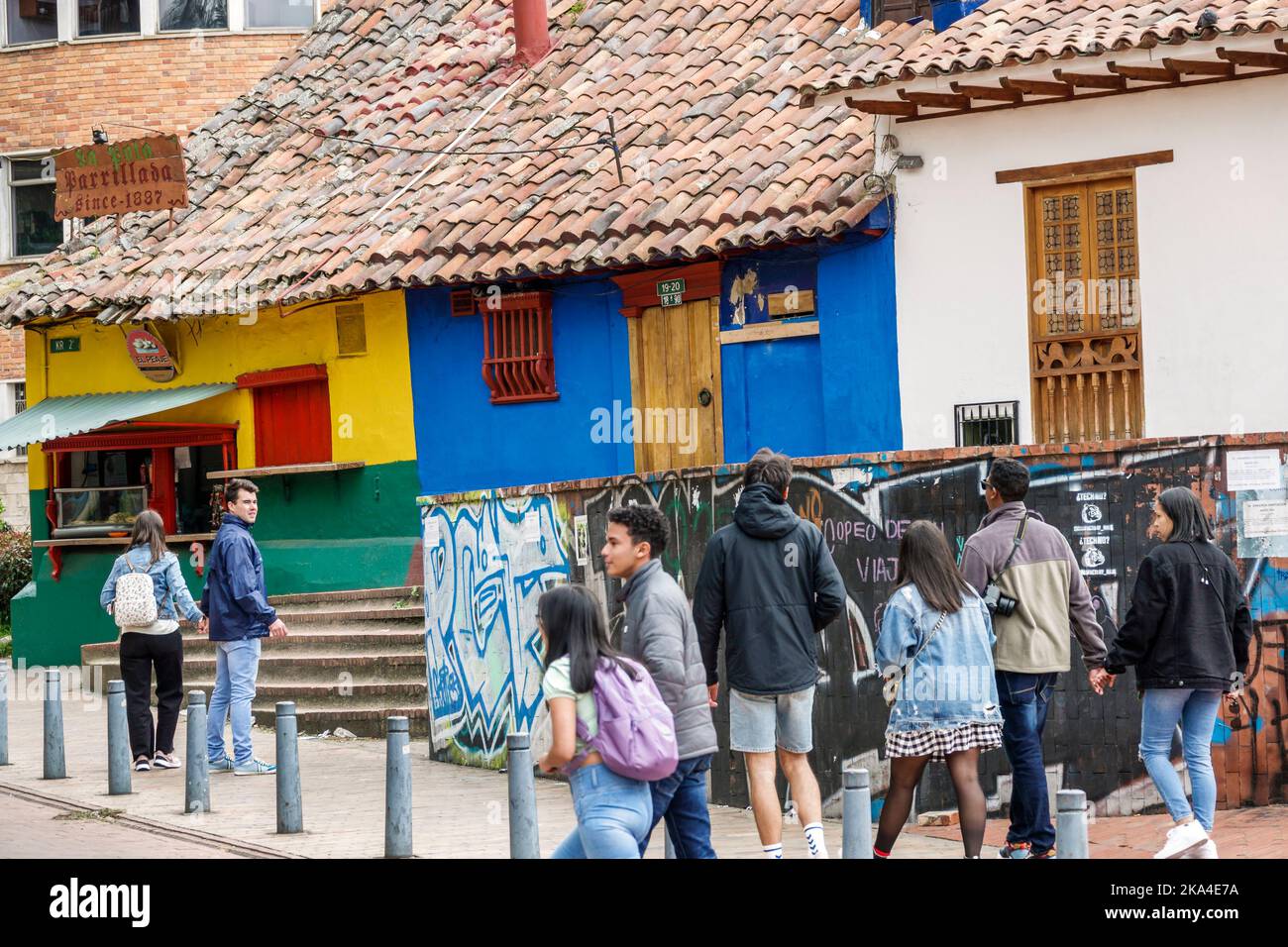 Bogota Kolumbien,La Candelaria Centro Historico zentrales historisches Stadtzentrum Egipto El Carrera 2a Studenten,Teenager Teenager Teenageralter Stockfoto