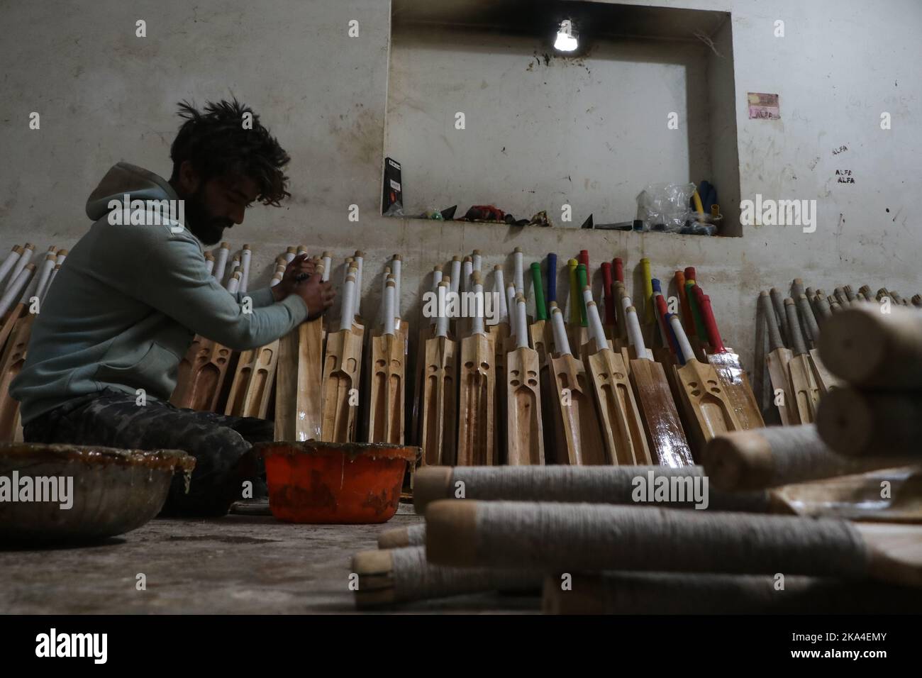 31. Oktober 2022, Bijhbehara, Jammu und Kashmir, Indien: Ein Arbeiter poliert eine Fledermaus, während er in einer Fabrik in Sangam einen Cricket-Schläger macht. Kashmiri Weide hat einen bedeutenden Ausflug in die internationale Cricket gemacht, vor kurzem wurde von einigen Spielern bei der Weltmeisterschaft T20 und der Legends Cricket League verwendet. (Bild: © Adil Abbas/ZUMA Press Wire) Stockfoto