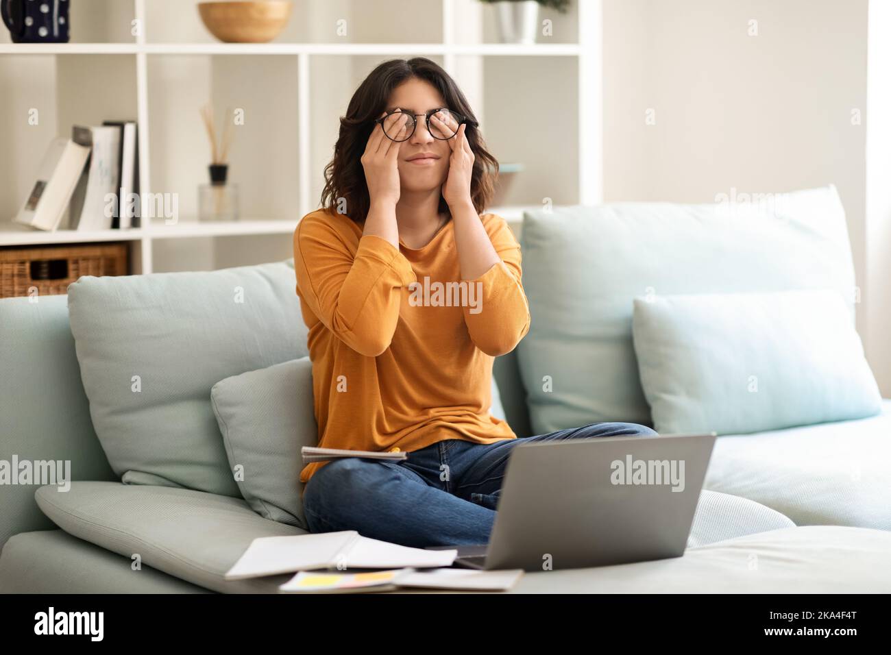 Arabische Frau Leiden Augen Belastung Während Des Studiums Online Mit Laptop Zu Hause Stockfoto