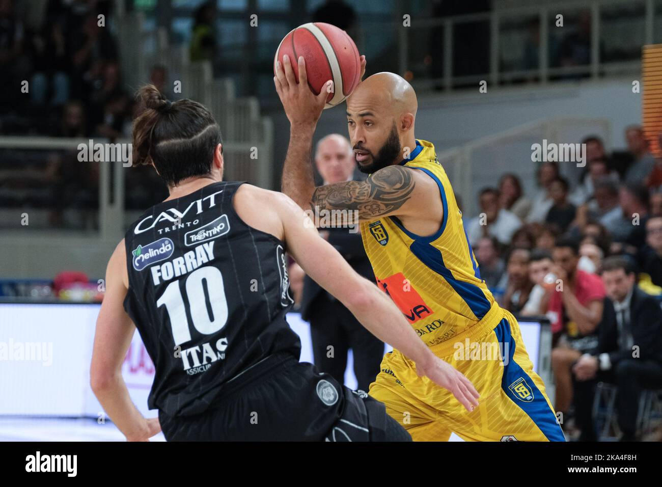 Trient, Italien, 30.. Oktober 2022, Galerie des Spiels zwischen Dolomiti Energia Trentino und GIVOVA Scafati - Italienische Basketball-Meisterschaft A1 Stockfoto