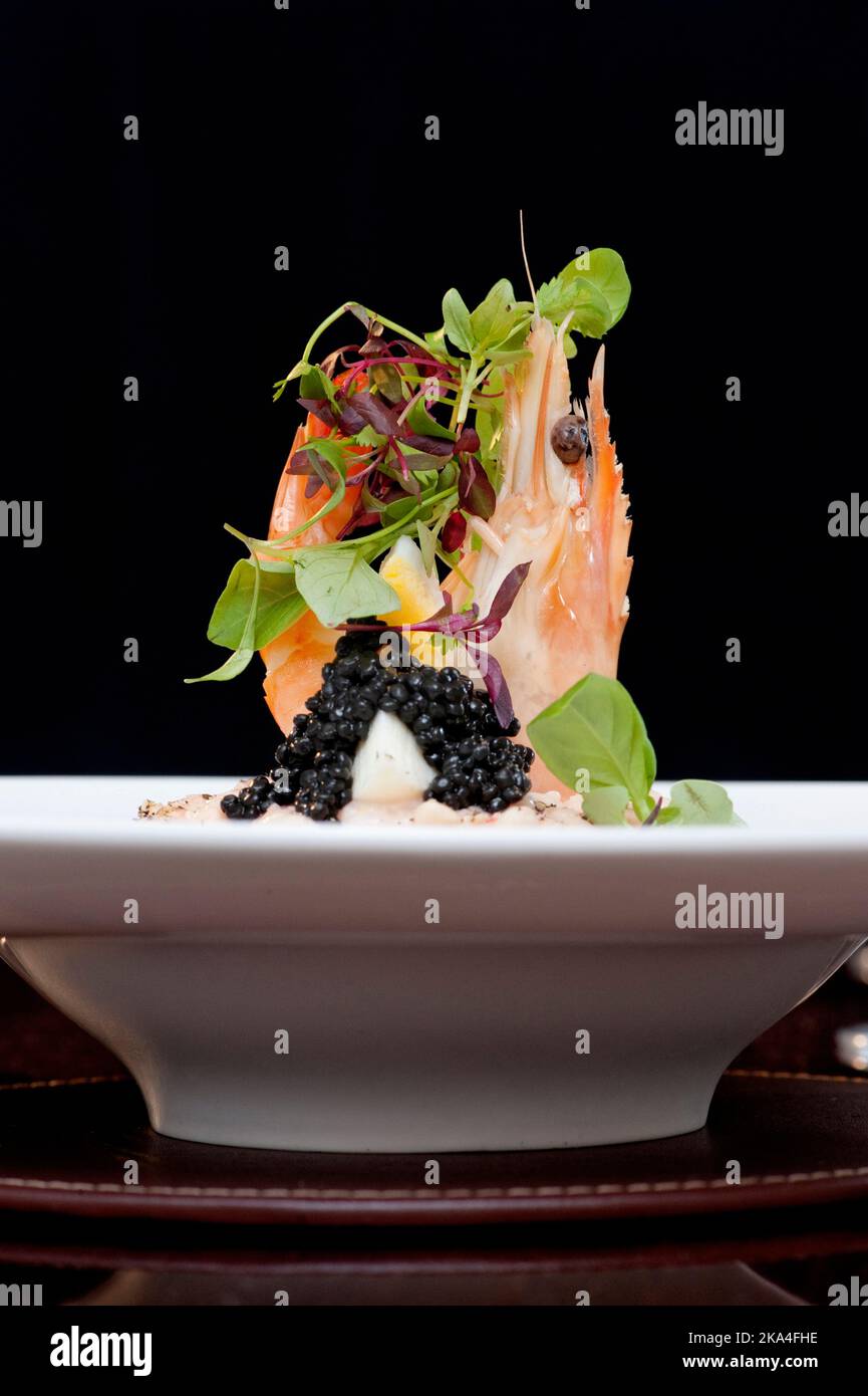 Garnelentartare mit Kaviar und frischen Kräutern Stockfoto