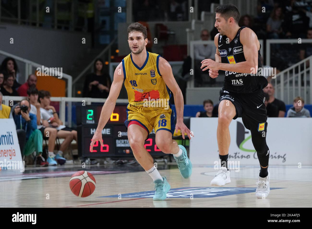 Trient, Italien, 30.. Oktober 2022, Galerie des Spiels zwischen Dolomiti Energia Trentino und GIVOVA Scafati - Italienische Basketball-Meisterschaft A1 Stockfoto