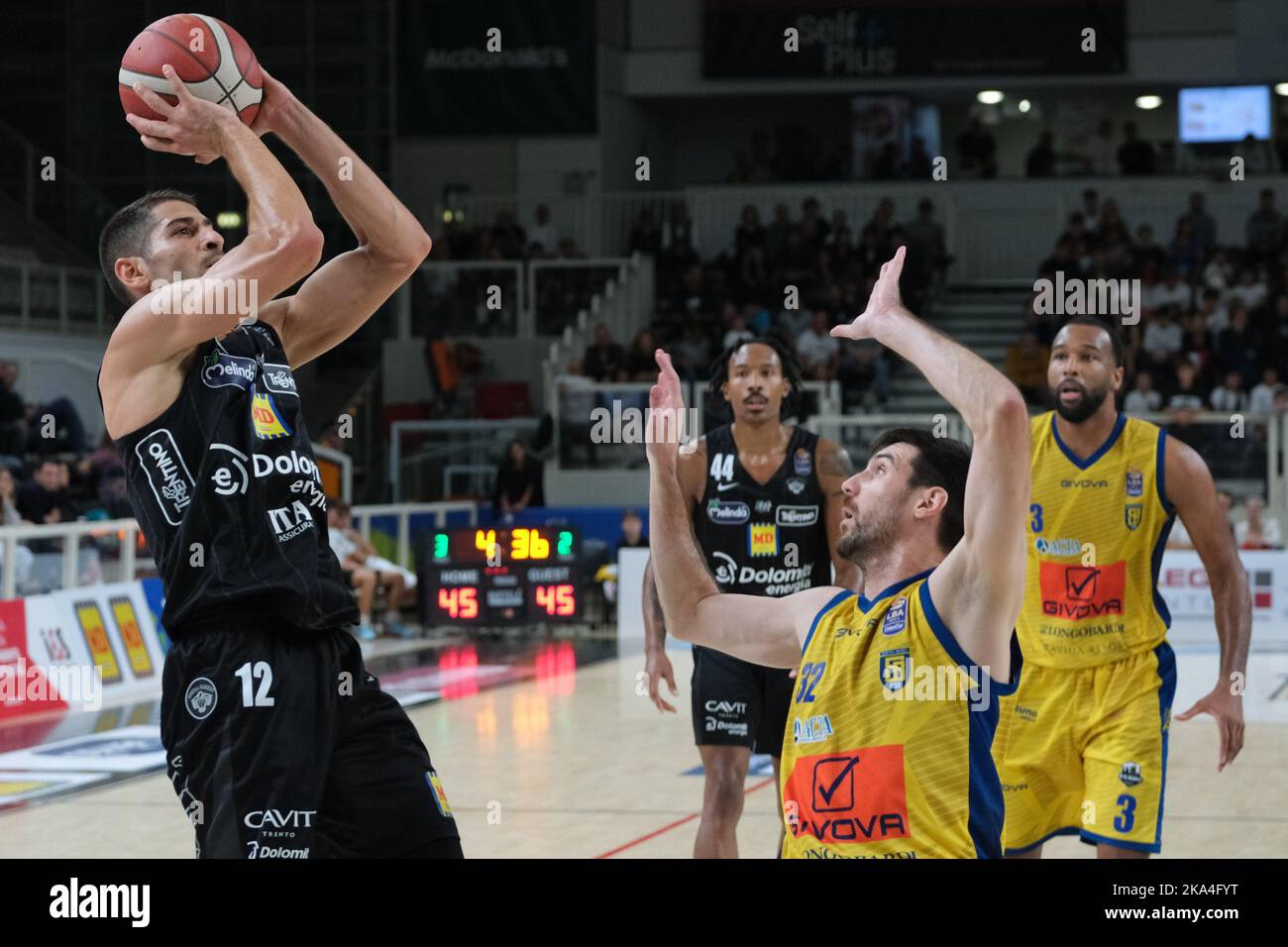 Trient, Italien, 30.. Oktober 2022, Galerie des Spiels zwischen Dolomiti Energia Trentino und GIVOVA Scafati - Italienische Basketball-Meisterschaft A1 Stockfoto