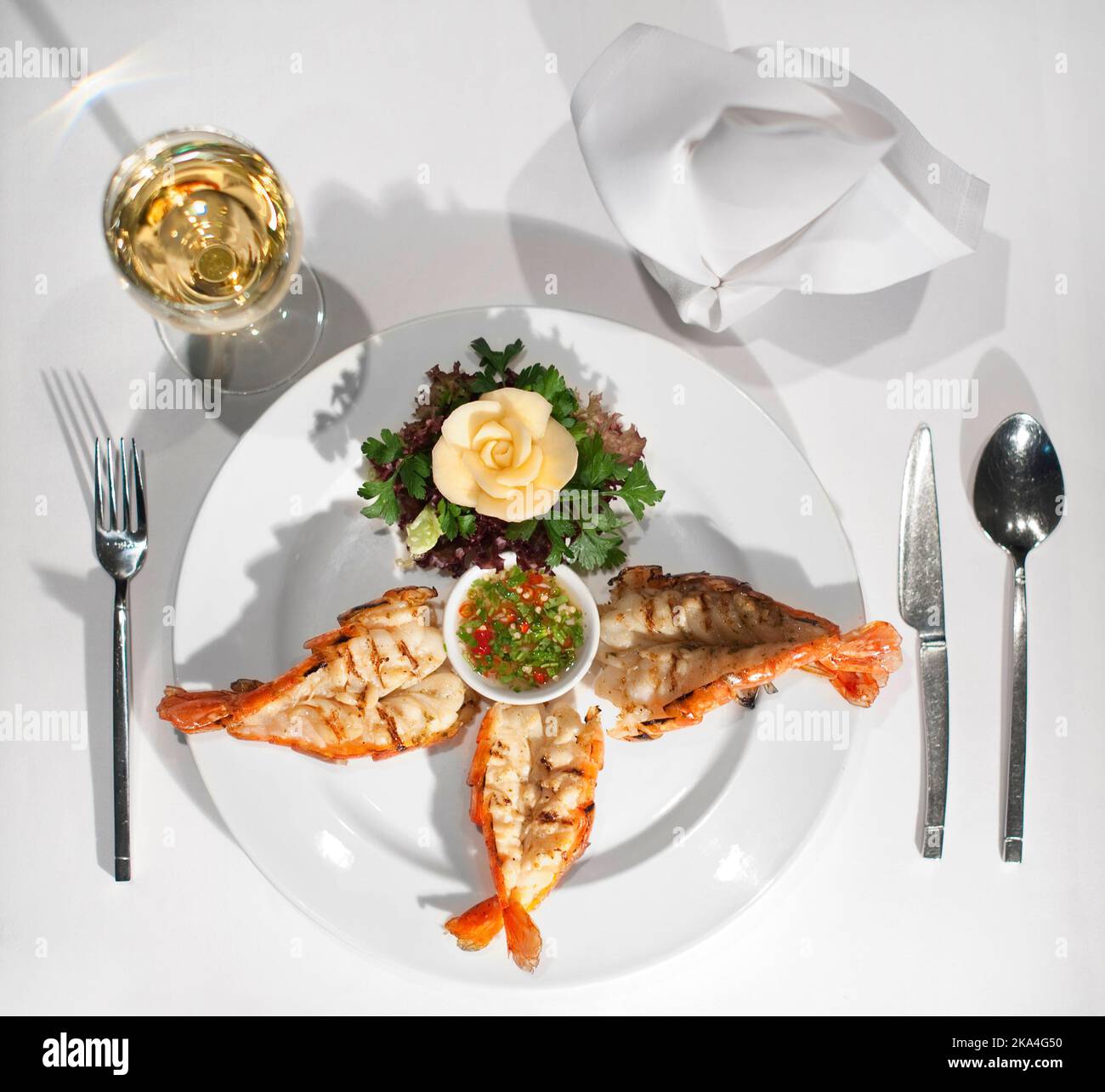 Gebratener Hummer mit Salat und Aioli Stockfoto