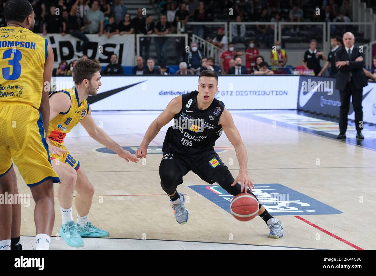 Trient, Italien, 30.. Oktober 2022, Galerie des Spiels zwischen Dolomiti Energia Trentino und GIVOVA Scafati - Italienische Basketball-Meisterschaft A1 Stockfoto