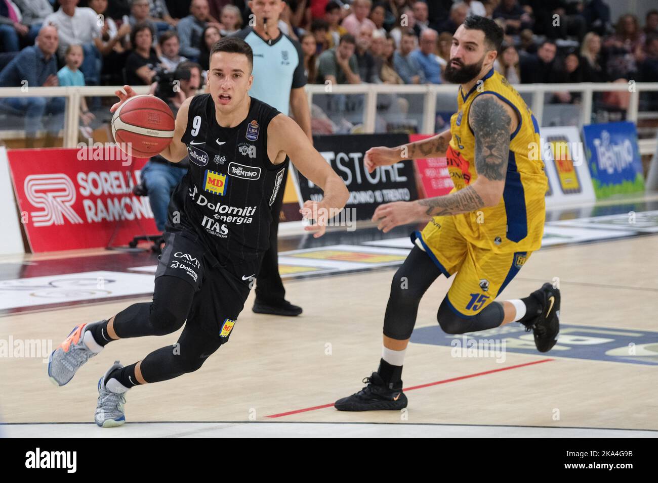 Trient, Italien, 30.. Oktober 2022, Galerie des Spiels zwischen Dolomiti Energia Trentino und GIVOVA Scafati - Italienische Basketball-Meisterschaft A1 Stockfoto