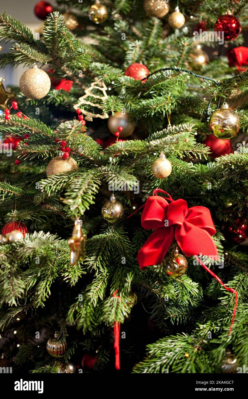 Weihnachtsbaumschmuck im Luxushotel Stockfoto
