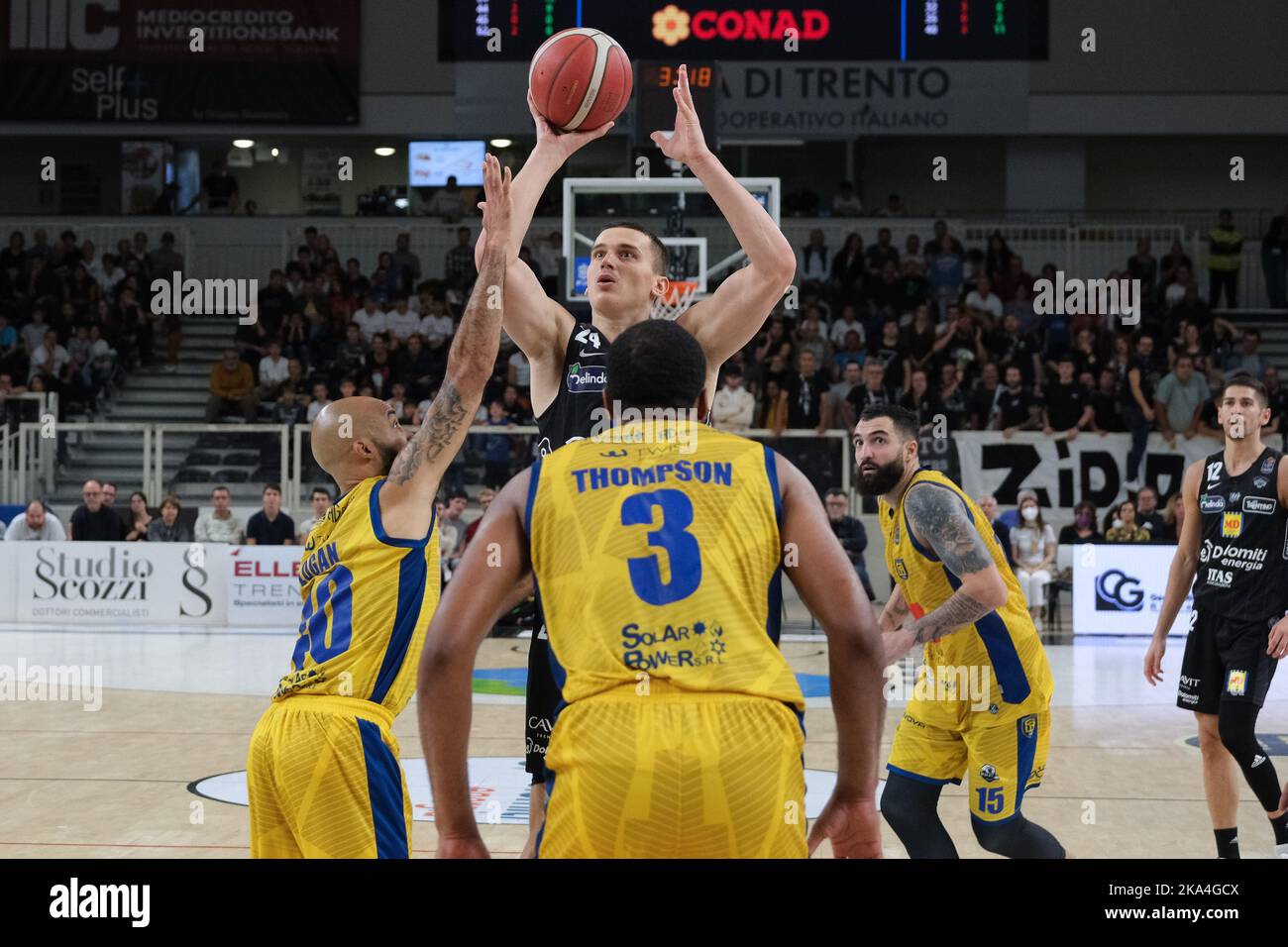 Trient, Italien, 30.. Oktober 2022, Galerie des Spiels zwischen Dolomiti Energia Trentino und GIVOVA Scafati - Italienische Basketball-Meisterschaft A1 Stockfoto