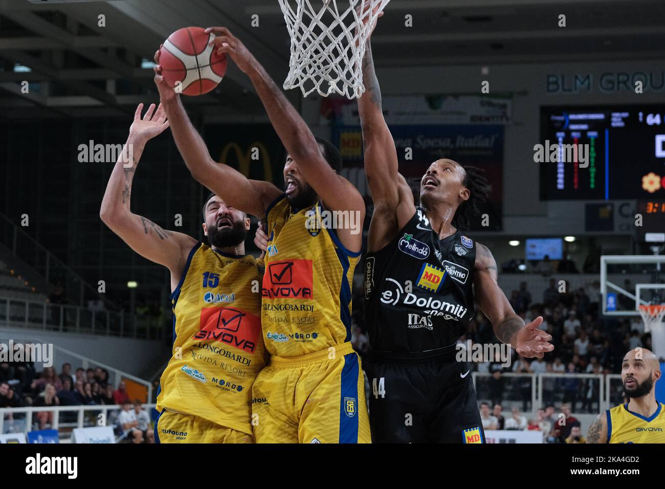 Trient, Italien, 30.. Oktober 2022, Galerie des Spiels zwischen Dolomiti Energia Trentino und GIVOVA Scafati - Italienische Basketball-Meisterschaft A1 Stockfoto