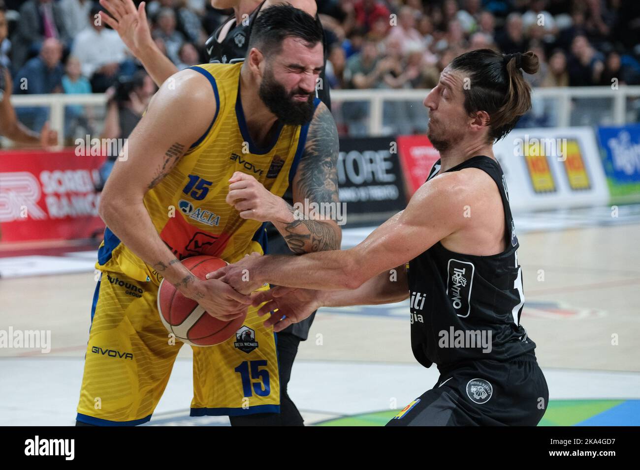 Trient, Italien, 30.. Oktober 2022, Galerie des Spiels zwischen Dolomiti Energia Trentino und GIVOVA Scafati - Italienische Basketball-Meisterschaft A1 Stockfoto