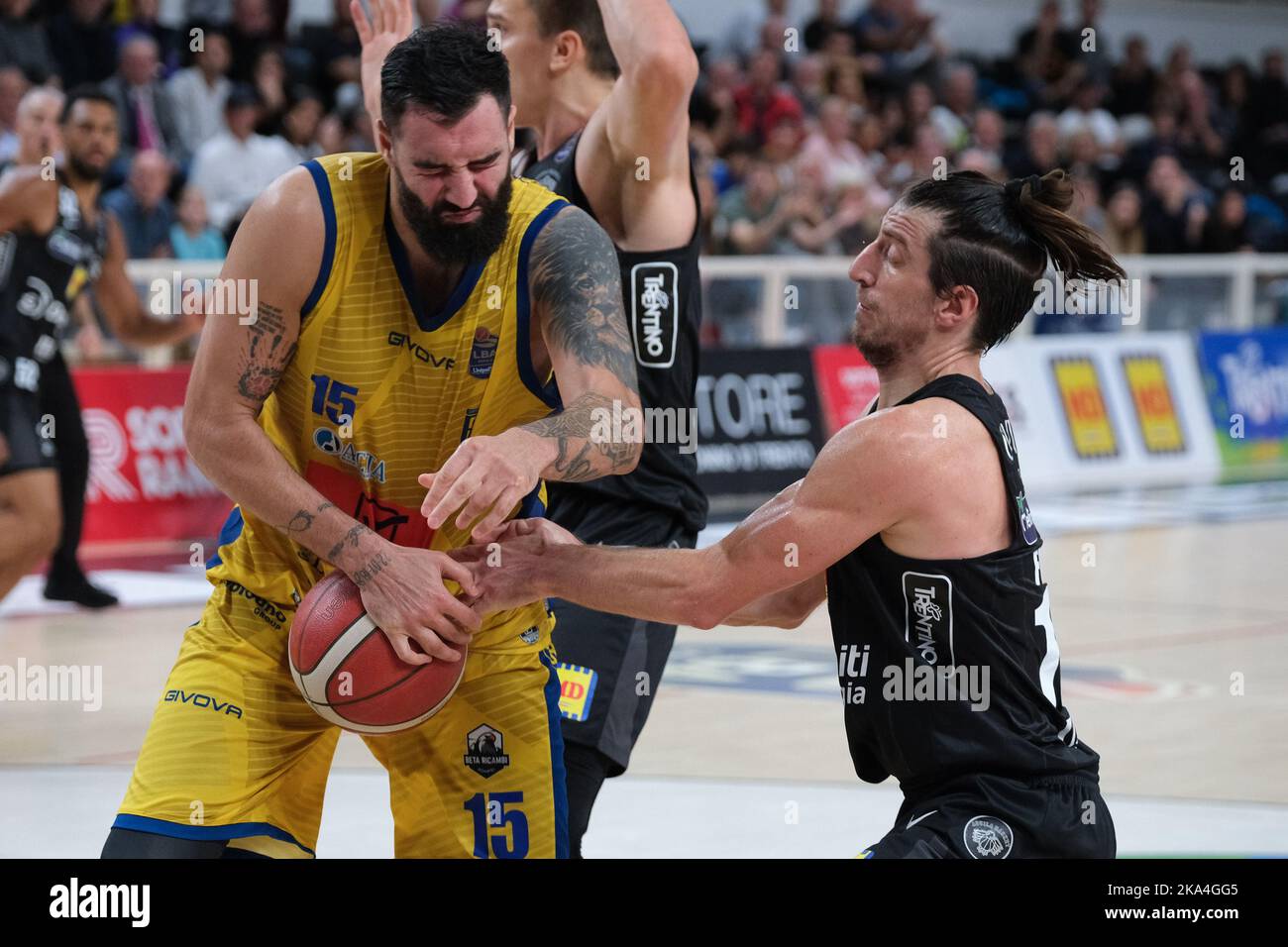 Trient, Italien, 30.. Oktober 2022, Galerie des Spiels zwischen Dolomiti Energia Trentino und GIVOVA Scafati - Italienische Basketball-Meisterschaft A1 Stockfoto