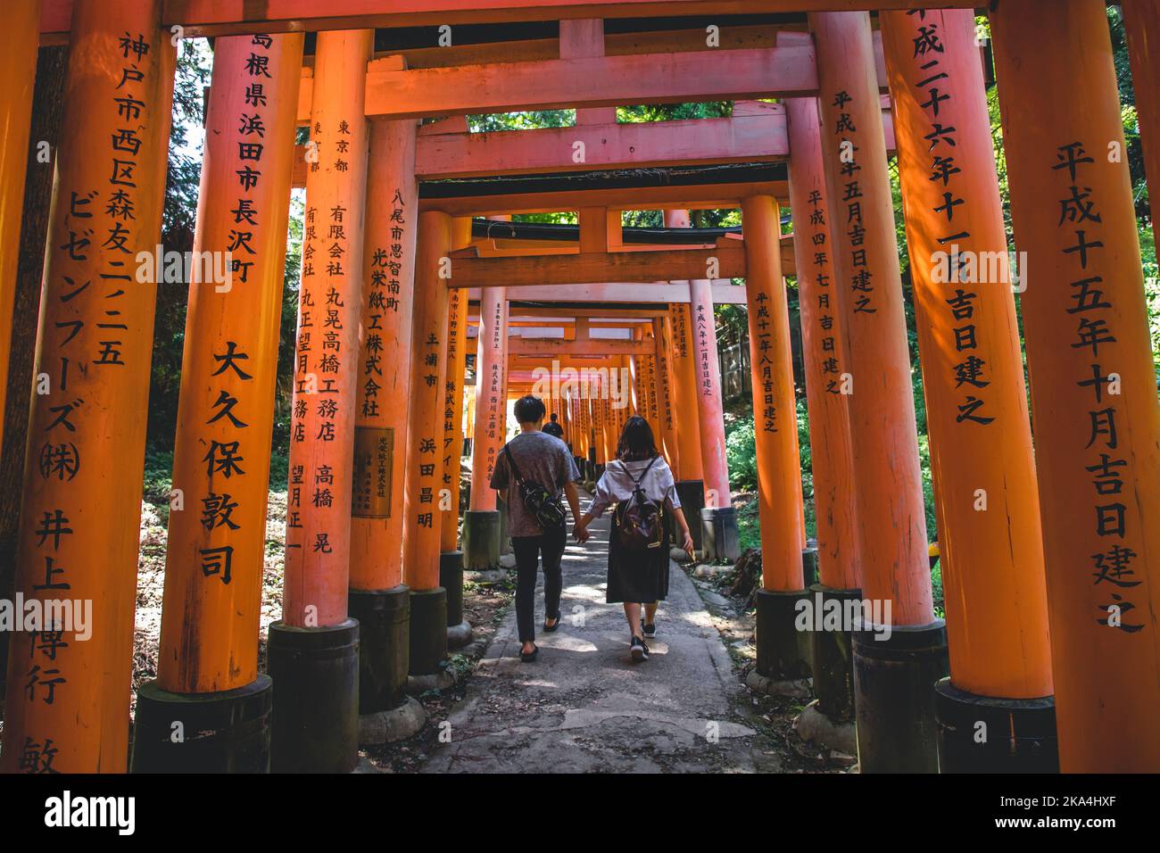 Das rote Torii-Tor im Fushimi Inari Taisha-Schrein ist das berühmte Wahrzeichen von Kyoto, Japan Stockfoto
