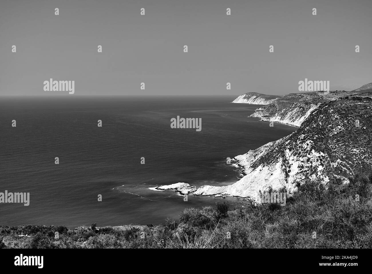 Felsklippe an der Küste der Insel Kefalonia in Griechenland, monochrom Stockfoto