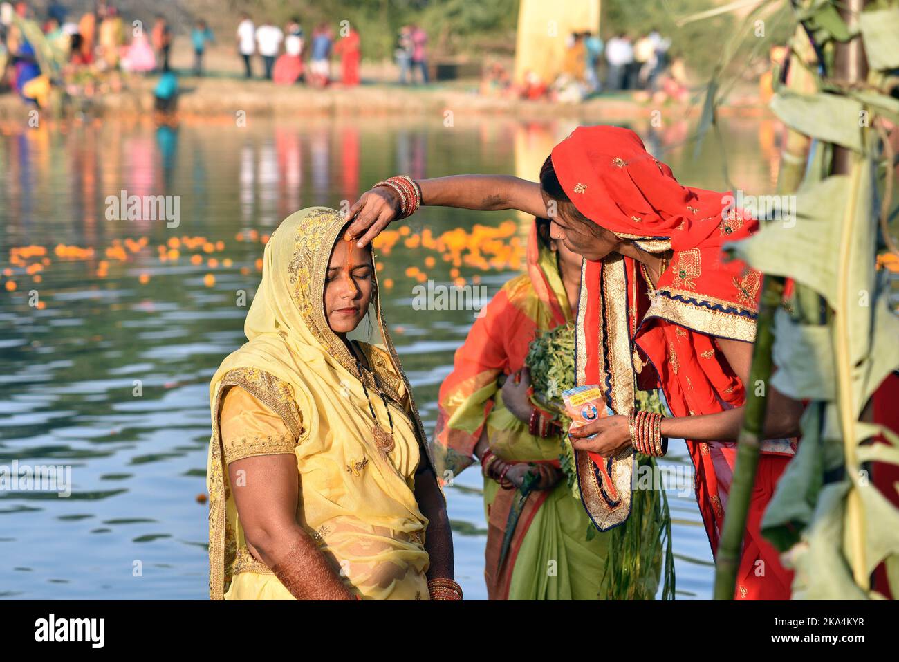 BIKANER, Rajasthan, Indien. 30. Oktober 2022. Eifrige Anhänger führen Rituale während der Chhath Puja Feierlichkeiten im Devi Kund Sagar in Bikaner durch. (Bild: © Dinesh Gupta/Pacific Press via ZUMA Press Wire) Stockfoto