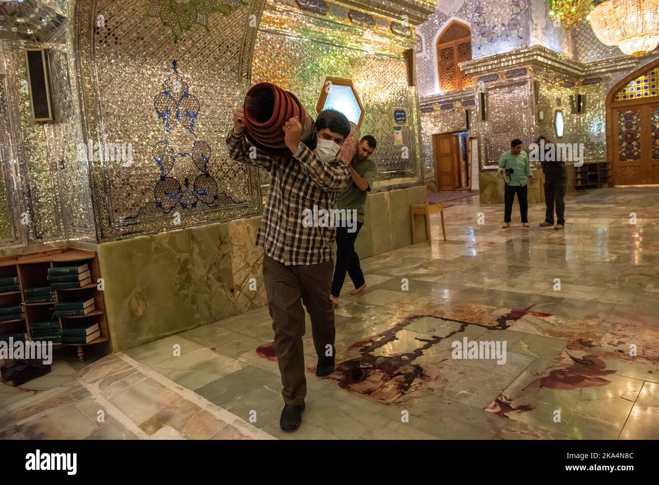 Nach dem Terroranschlag eines bewaffneten Schützen auf den Schahcheragh-Schrein im Süden der iranischen Stadt Shiraz am Mittwoch, den 26. Oktober 2022, sind Einschusslöcher an der Wand und Blut am Boden zu sehen. Ein Schütze griff am Mittwoch einen schiitischen heiligen Ort im Iran an und wurde bei diesem Angriff getötet. Mindestens 13 Menschen und Dutzende Verletzte. Der Islamische Staat im Irak und in Syrien oder ISIS hat die Verantwortung für den Angriff auf den Schahcheragh-Schrein übernommen. Stockfoto