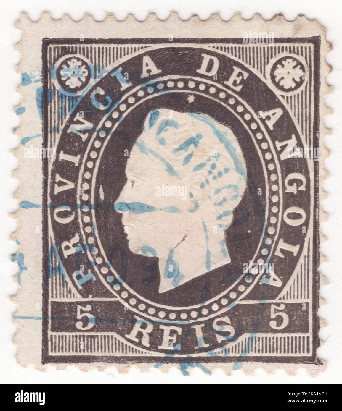 ANGOLA - 1870: Eine schwarze Briefmarke von 5 reis, die das Porträt von König Luis 'Emposed' zeigt. Dom Luís I., bekannt als der Volkskönig, war Mitglied des Herrscherhauses von Braganza und König von Portugal von 1861 bis 1889. Der zweite Sohn von Königin Maria II. Und ihrer Gemahlin, König Ferdinand, trat nach dem Tod seines älteren Bruders König Pedro V. auf den Thron Stockfoto
