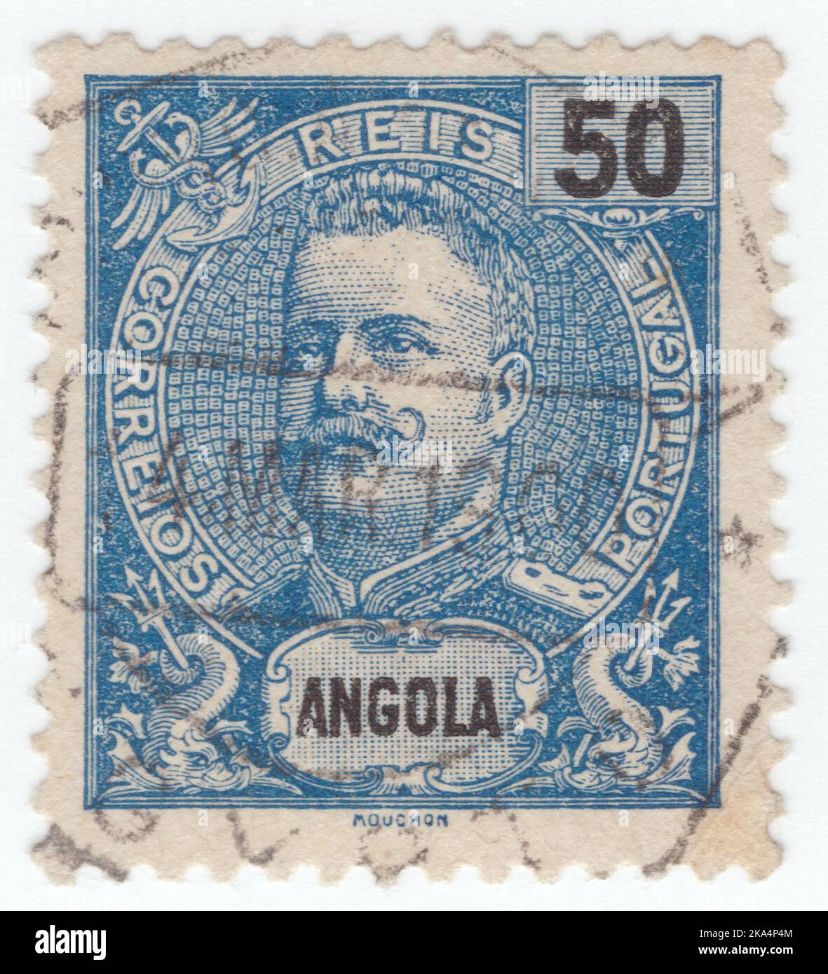 ANGOLA - UM 1898: Eine blaue Briefmarke aus dem Jahr 50 mit dem Porträt von Dom Carlos I., bekannt als Diplomat, Märtyrer und Ozeanograph, war von 1889 bis zu seiner Tötung im Jahr 1908 König von Portugal Stockfoto
