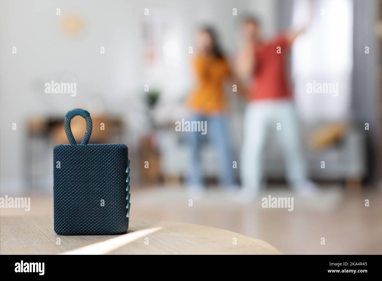 Selektiver Fokus auf brandneue tragbare Lautsprecher statt singender Paare Stockfoto