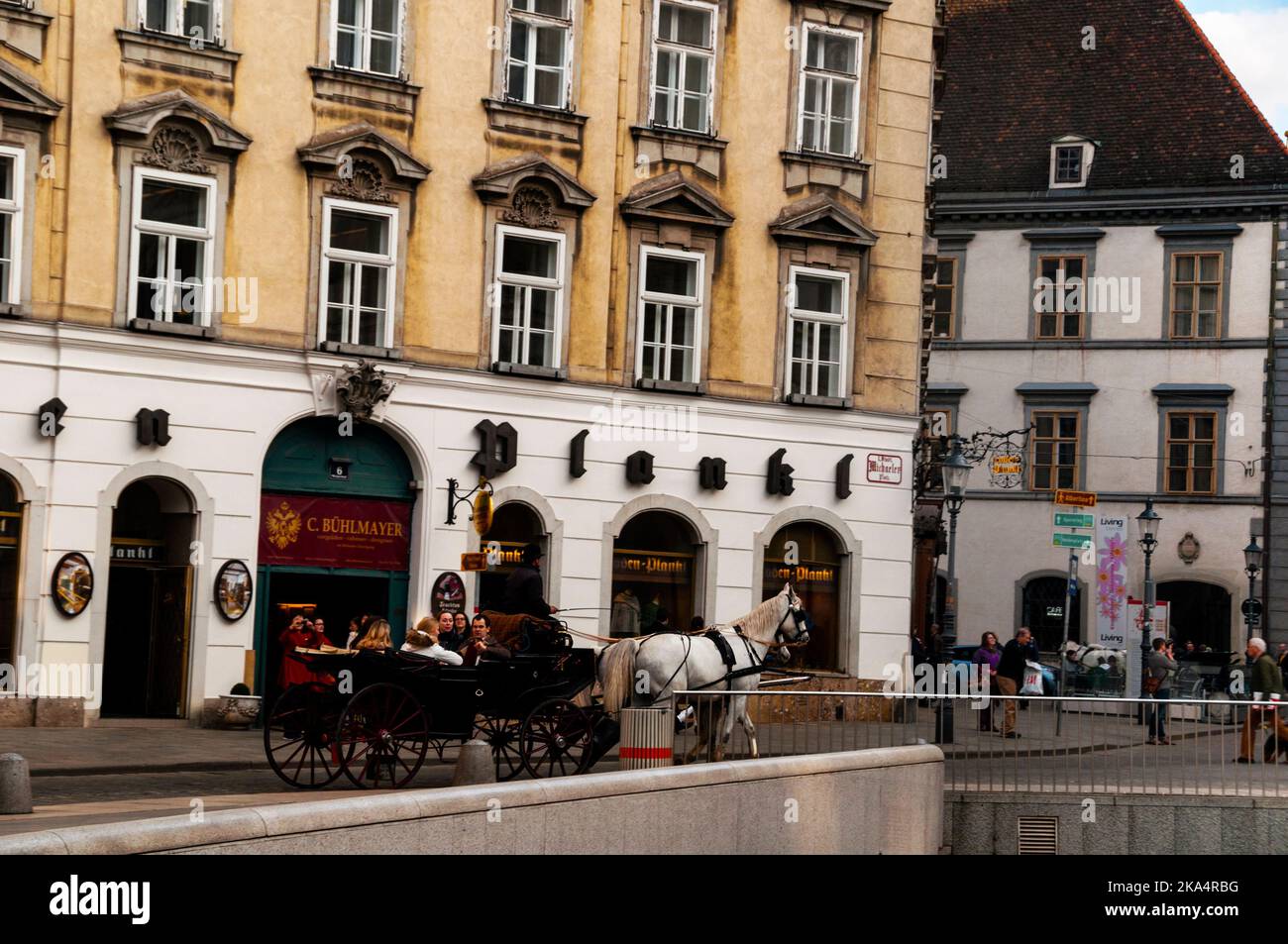 Wiener Fiaker Zweipferdewagen sind Teil der Landschaft der österreichischen Hauptstadt. Stockfoto