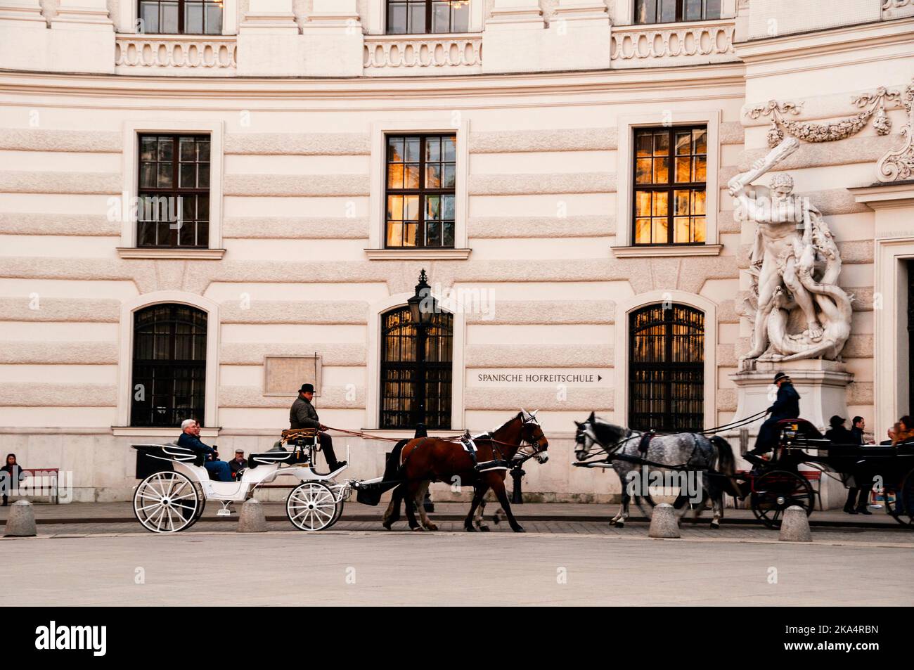 Wiener Fiaker Zweipferdewagen sind Teil der Landschaft der österreichischen Hauptstadt. Stockfoto