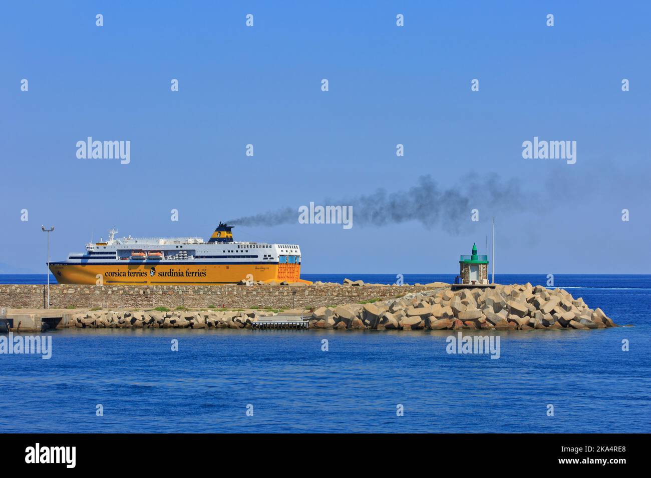 Die Mega Express Five (2009) Schnellfähre von Corsica Ferries - Sardinia Ferries verlässt den Hafen von Bastia (Haute-Corse), Korsika, Frankreich Stockfoto
