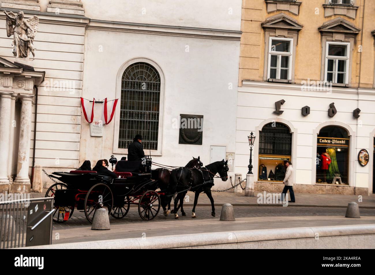 Wiener Fiaker Zweipferdewagen sind Teil der Landschaft der österreichischen Hauptstadt. Stockfoto
