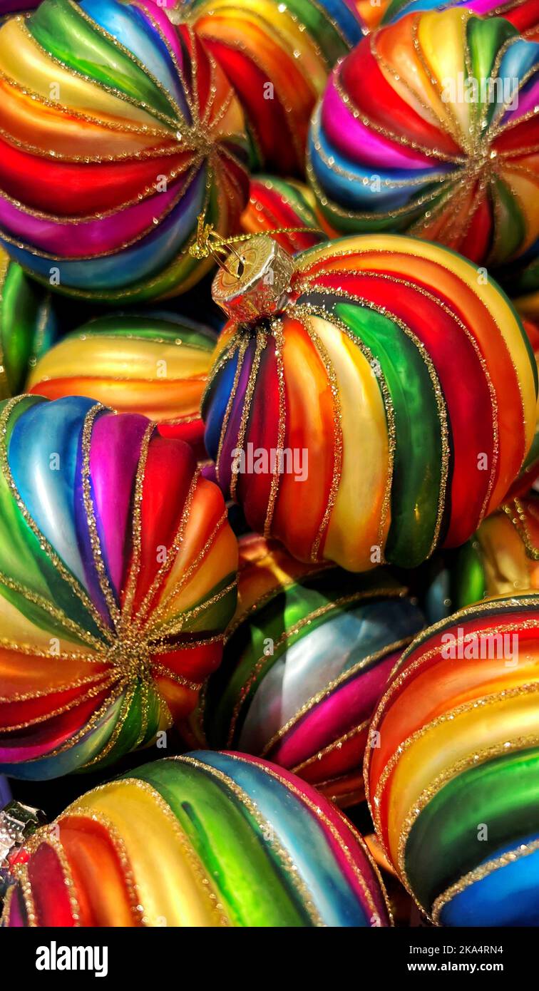Regenbogenfarbene Weihnachtsbaumdekoration für die LGBTQ-Gemeinschaft. LGBT-PRIDE-Konzept. Homosexuell, lesbische Feiertage Symbol Stockfoto