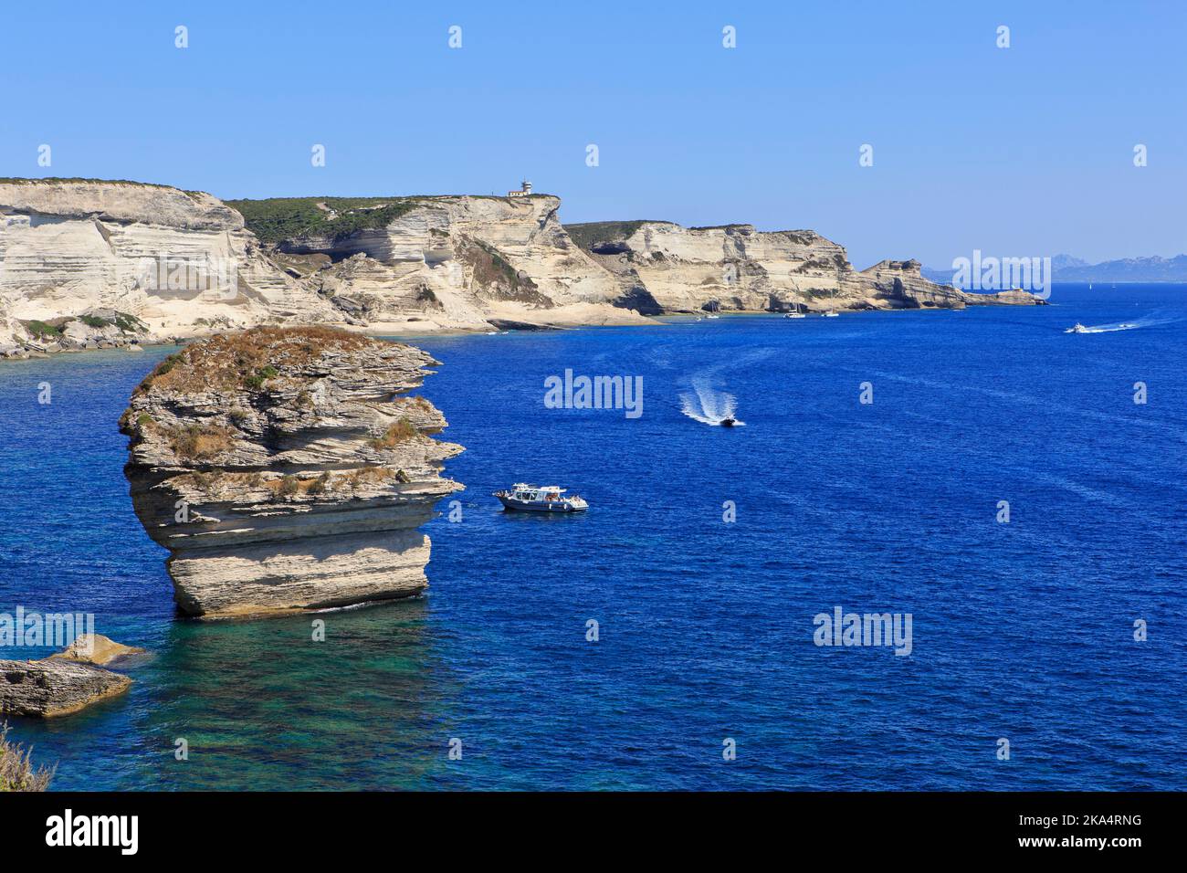 Panoramablick über den Sandkorn und die beeindruckenden Klippen vor den Toren Bonifacio (Corse-du-Sud) auf der Insel Korsika, Frankreich Stockfoto