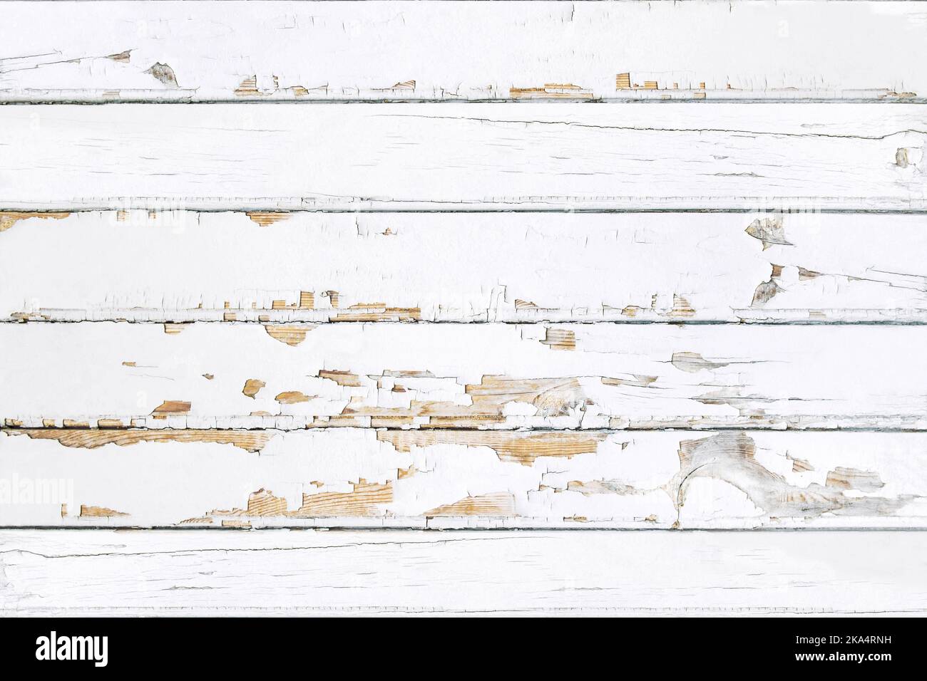 Rustikaler Holzhintergrund. Alte rustikale Holzstruktur. Pille aus weiß gefärbter Wand mit Rissen Stockfoto