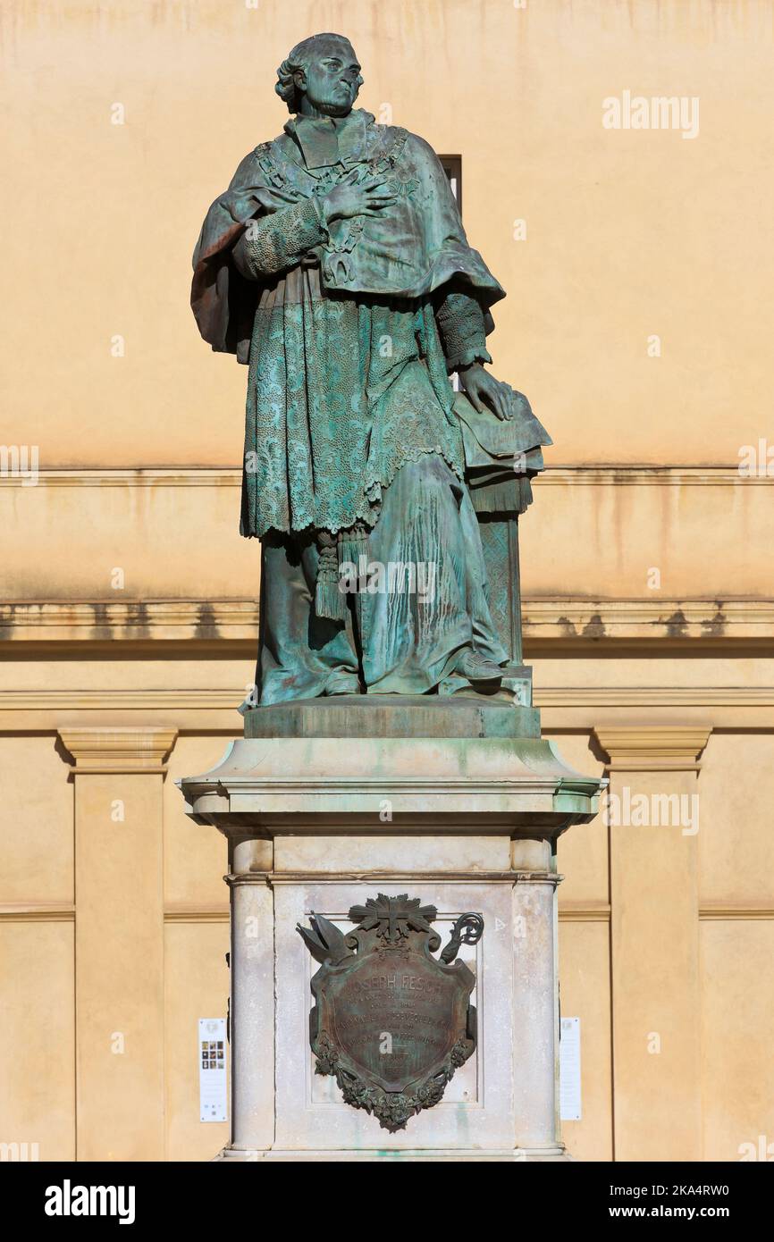 Denkmal für Kardinal Joseph Fesch (1763-1839), Prinz von Frankreich, vor dem Fesch-Palast in Ajacio (Corse-du-Sud) auf der Insel Korsika, Frankreich Stockfoto