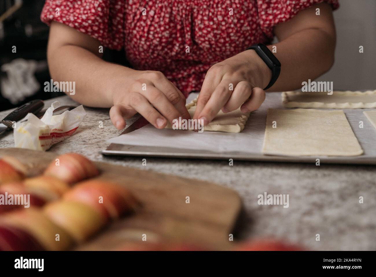 Junge Erwachsene Frauen machen Gebäck mit Äpfeln Stockfoto