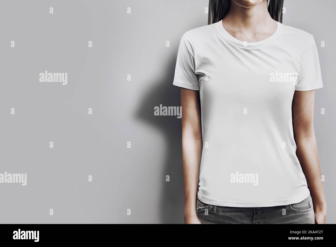Weißes einfarbiger T-Shirt im Look für junge Frauen. Hemdmockup Stockfoto