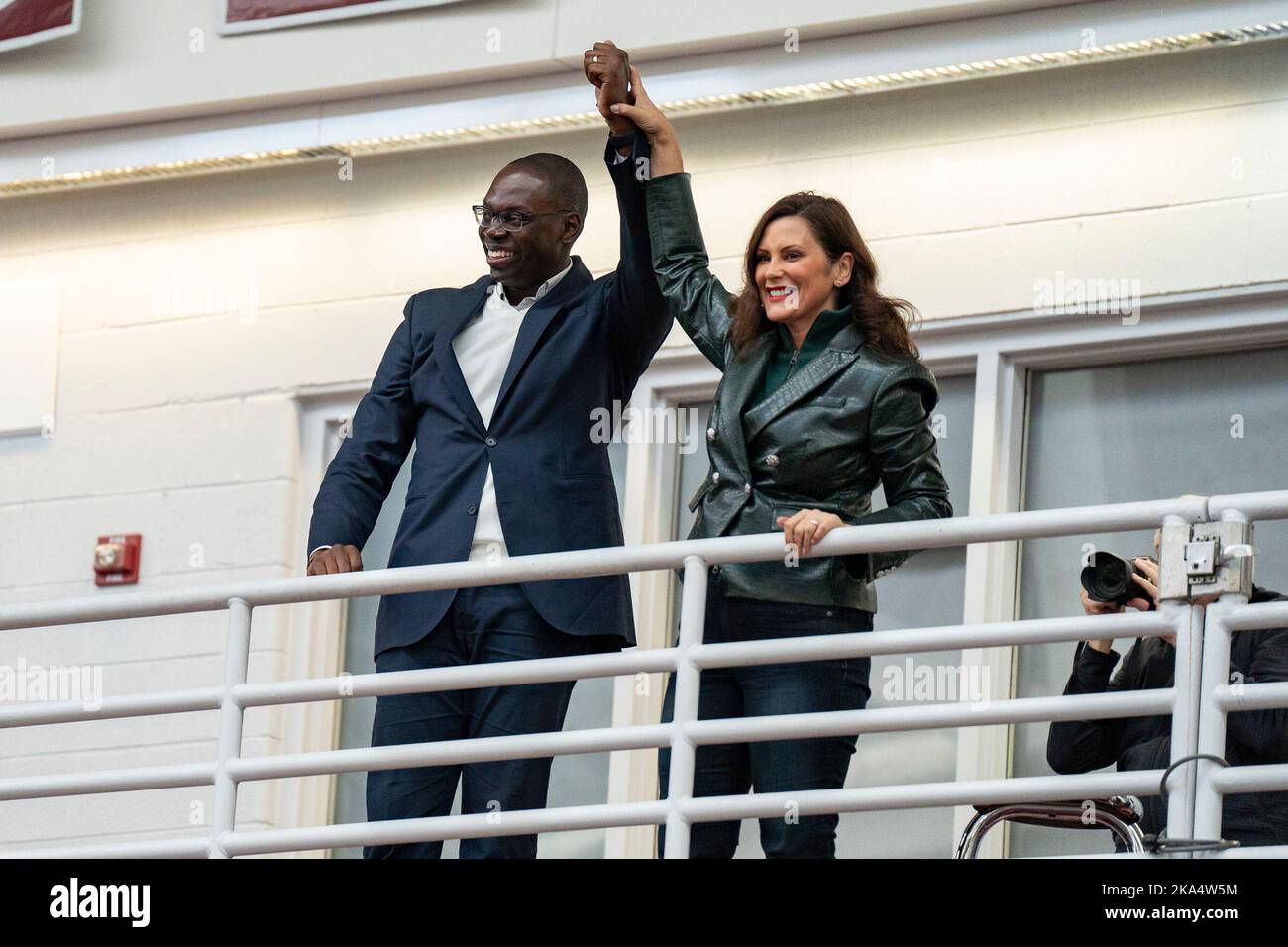 Detroit, USA. 29. Oktober 2022. Gouverneur Gretchen Whitmer und Vizegouverneur Garlin Gilchrist II nehmen an einer Wahlveranstaltung der Demokraten in Michigan mit Präsident Barack Obama an der Renaissance High School in Detroit, Michigan, Teil 29. Oktober 2022. (Foto von Dominick Sokotoff/Sipa USA) Quelle: SIPA USA/Alamy Live News Stockfoto