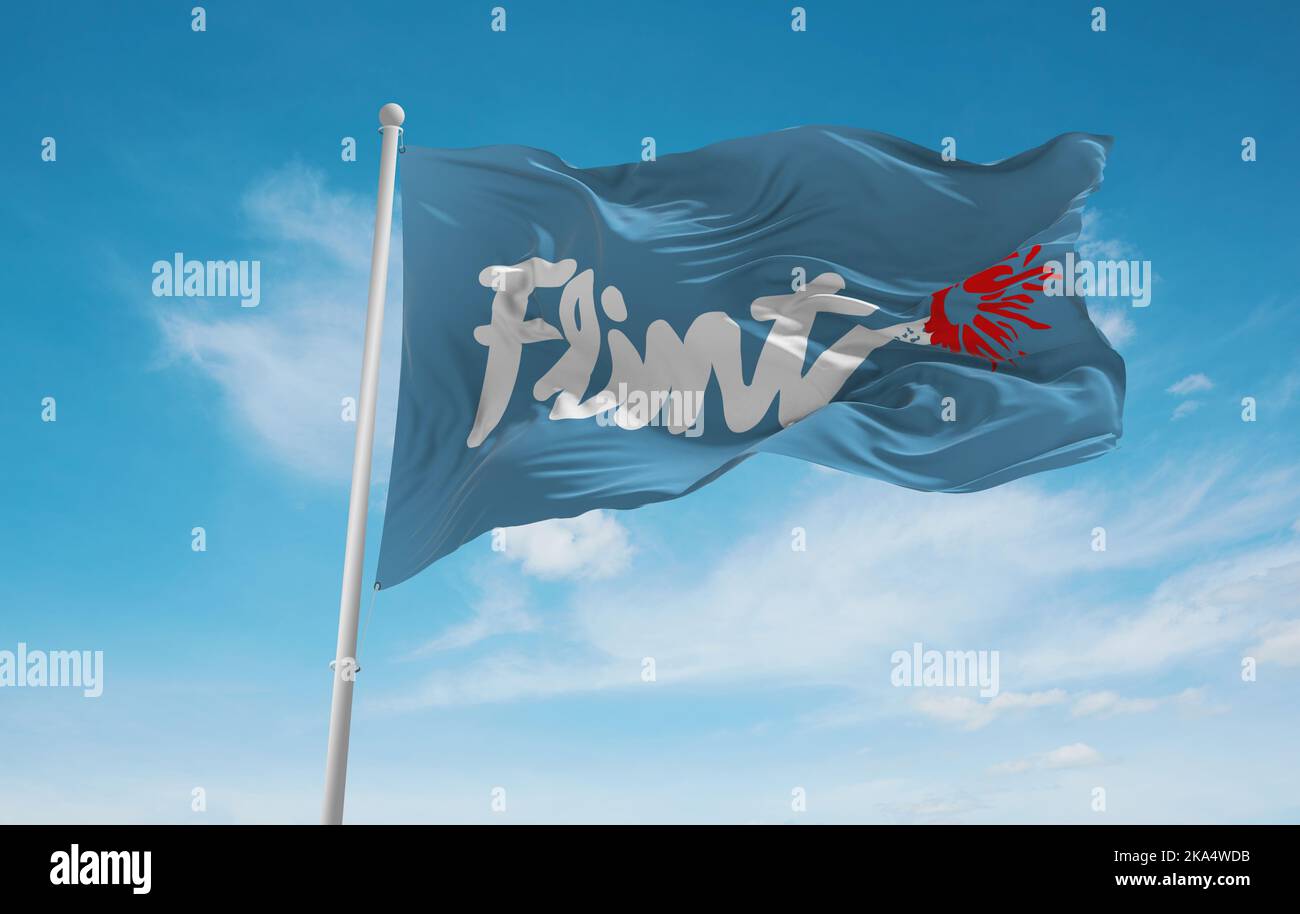 Offizielle Flagge von Flint, Michigan Unbanden Staaten von Amerika bei bewölktem Himmel Hintergrund bei Sonnenuntergang, Panoramablick. USA Reisen und Patriot Konzept. Copy Spa Stockfoto