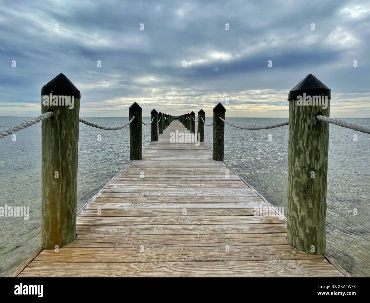 Leerer hölzerner Pier an einem bewölkten Tag, Florida Keys, Florida, USA Stockfoto