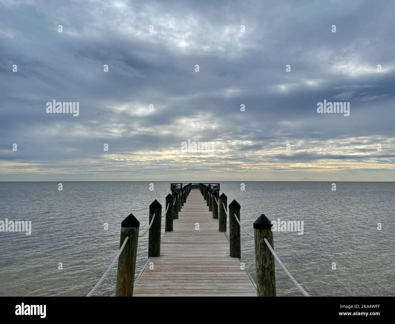 Leerer hölzerner Pier an einem bewölkten Tag, Florida Keys, Florida, USA Stockfoto