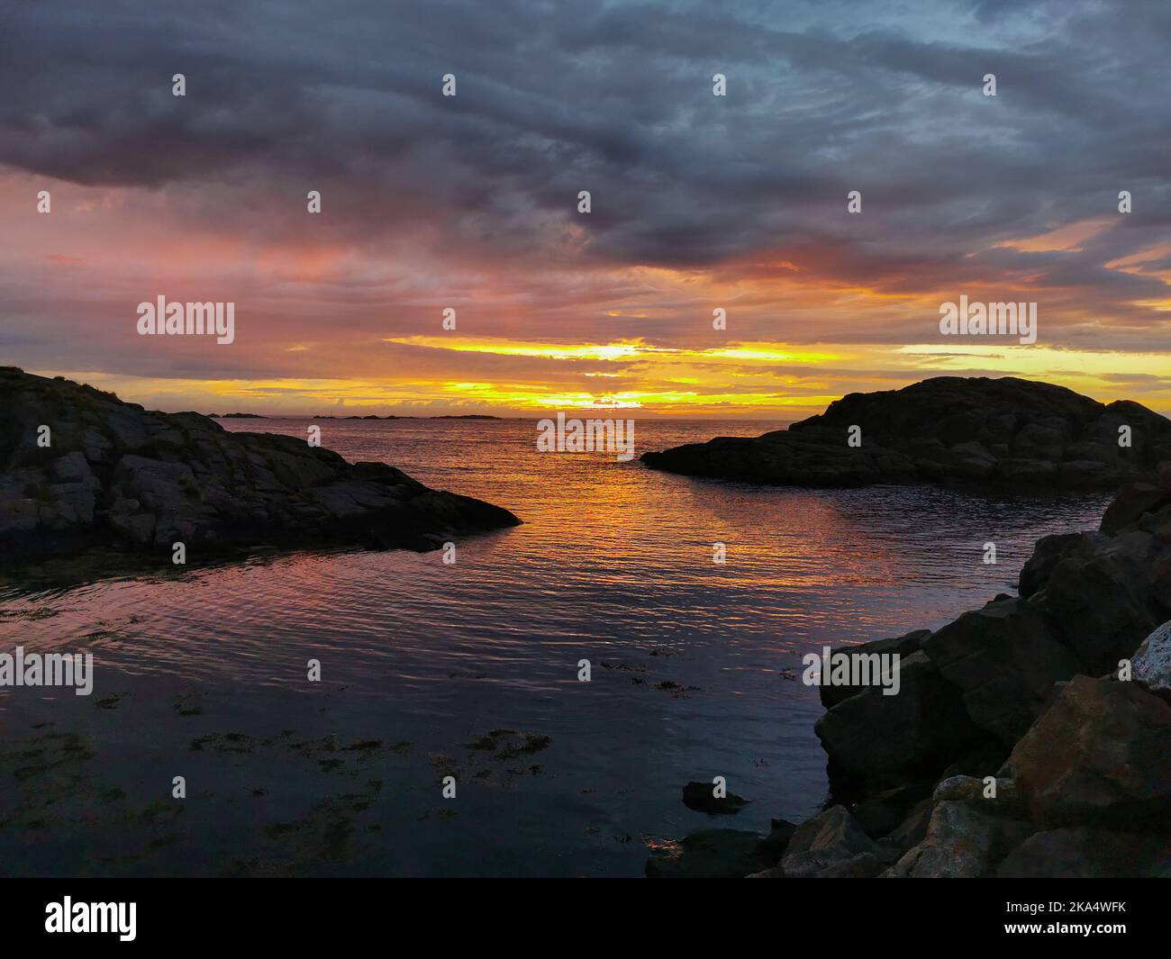 Blick auf den Sonnenuntergang von Sto entlang des Gavlfjords, Langoya, der Vesteralen-Inseln, Nordland, Norwegen Stockfoto