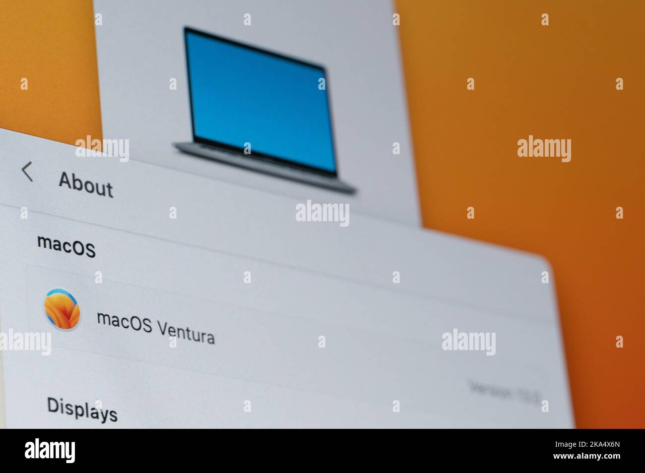 New york, USA - 31. Oktober 2022: Über Apple macOS ventura Nahaufnahme auf Laptop-Pixel-Bildschirm Stockfoto