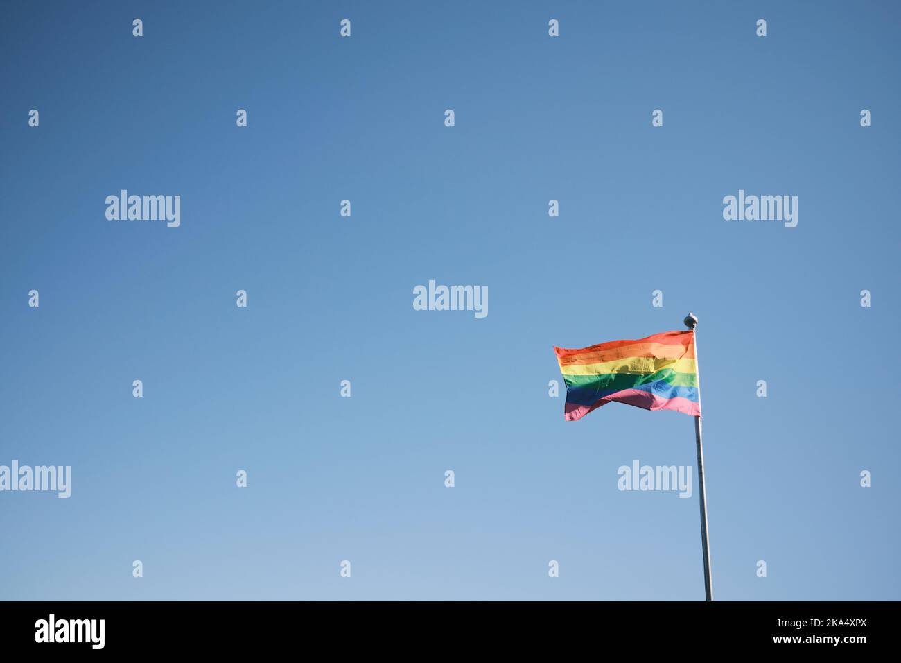 LGBT-Flagge gegen blauen Himmel Stockfoto