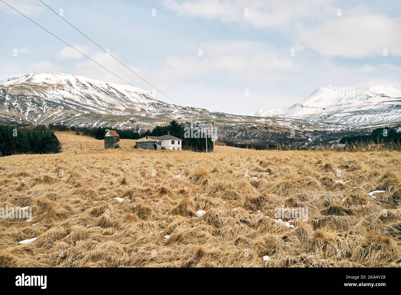 Häuser in bergiger Landschaft mit trockenem Gras Stockfoto