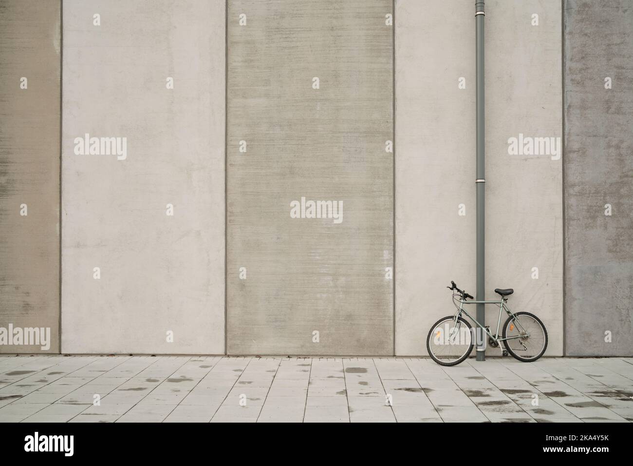 In der Nähe des modernen Gebäudes parkte Fahrräder Stockfoto