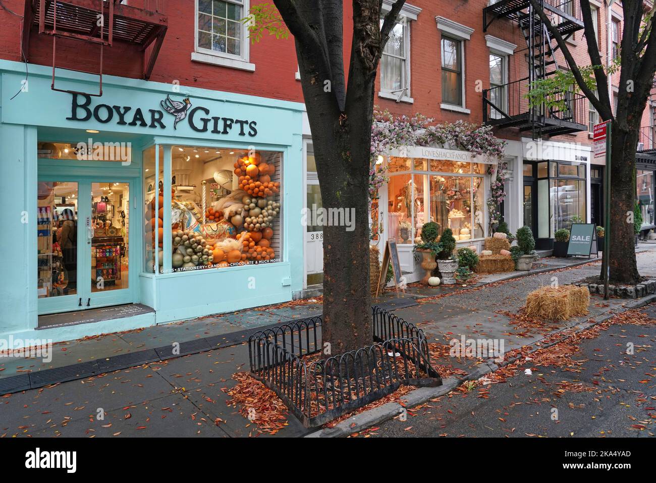 New York, NY - Oktober 2022: Die Gegend von Greenwich Village in Manhattan hat skurrile kleine Geschäfte und Restaurants in alten Gebäuden Stockfoto