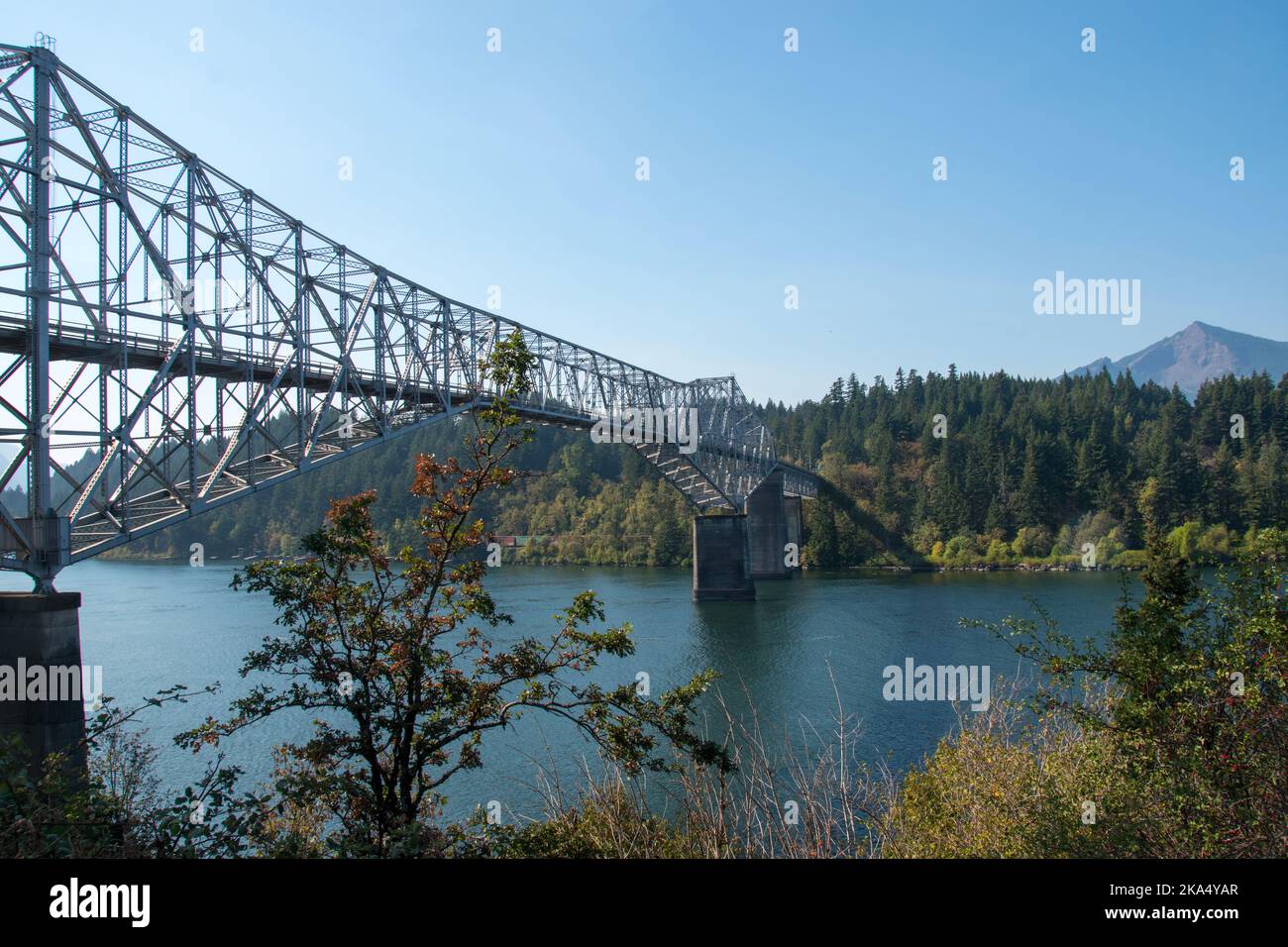 Brücke der Götter über den Columbia River, die Oregon und den Staat Washington verbindet. Stockfoto