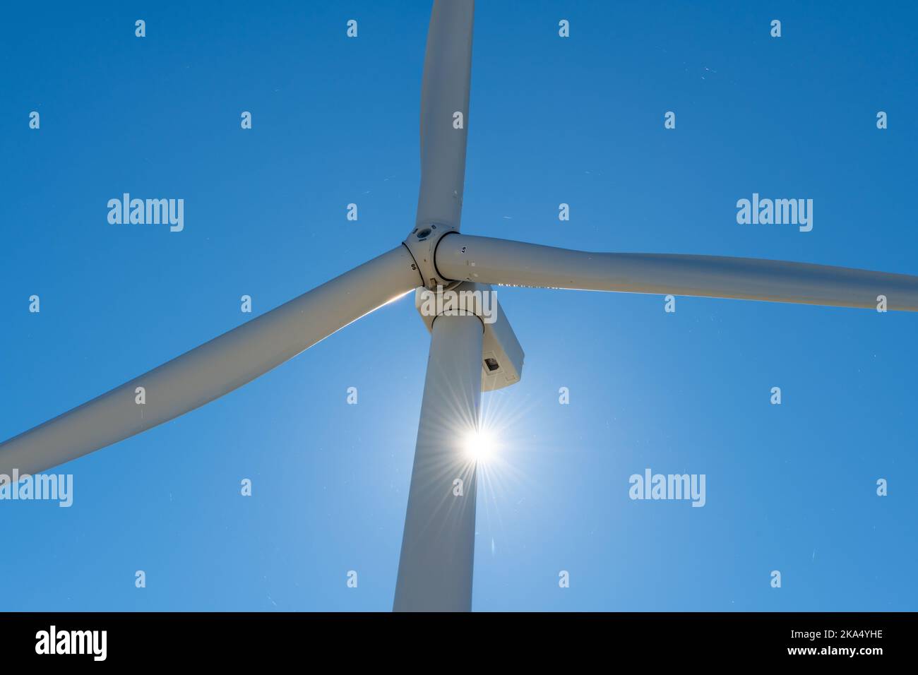 Nahaufnahme der rotierenden Rotorblätter und des Kopfes einer Windenergieanlage. Stockfoto