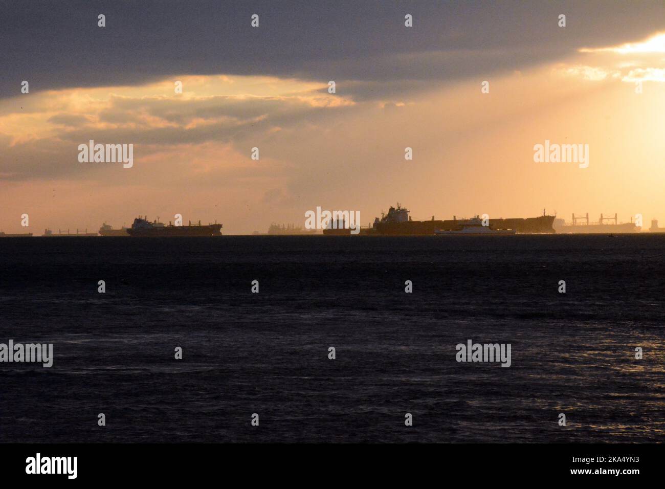 Massengutfrachter-Handelsschiffe, die in die Ukraine und nach Russland reisen, warten auf die Einreise in das Marmarameer am südlichen Ende der Straße von Bosporus in der Türkei. Stockfoto