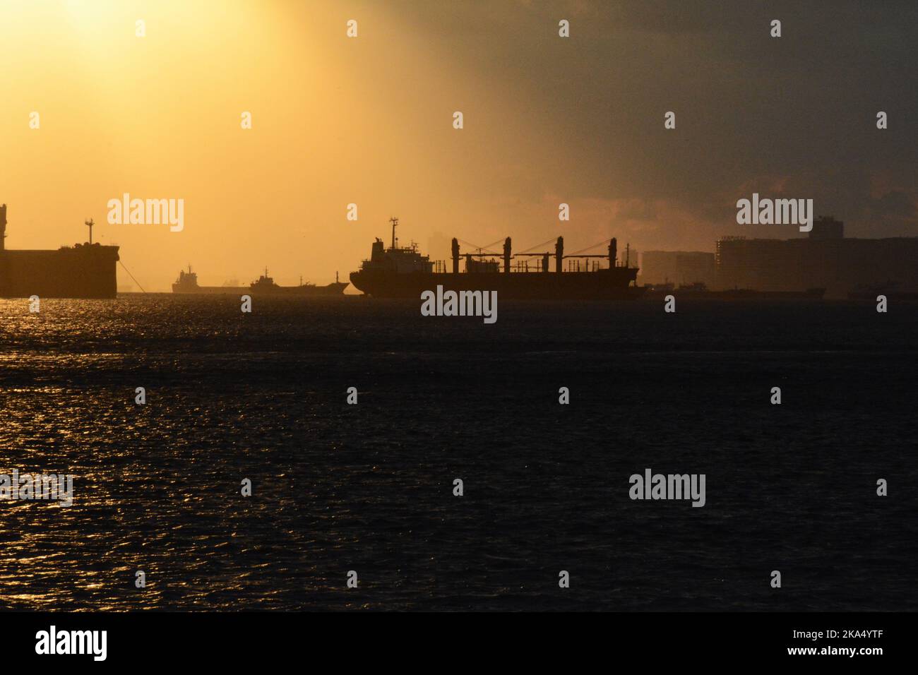 Massengutfrachter-Handelsschiffe, die in die Ukraine und nach Russland reisen, warten auf die Einreise in das Marmarameer am südlichen Ende der Straße von Bosporus in der Türkei. Stockfoto